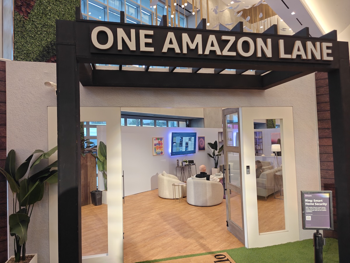 Le kiosque d'Alexa+ présenté lors du salon AWS re:Invent 2025 à Las Vegas, où MinuteTech a assisté à une démonstration de la nouvelle plateforme d'intelligence artificielle d'Amazon. (Crédit photo : Steeve Fortin)