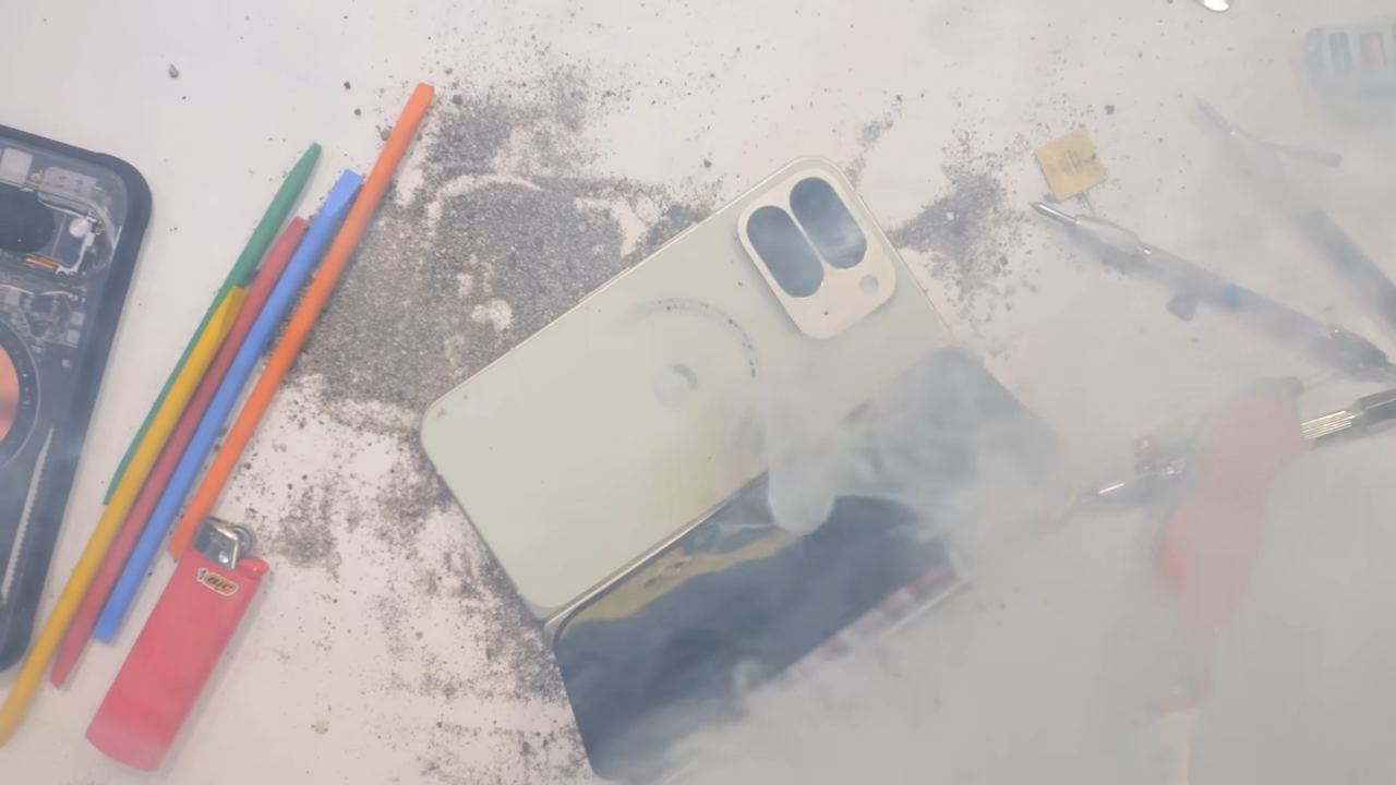 Pixel 10 Pro Fold explose pendant un test de durabilité