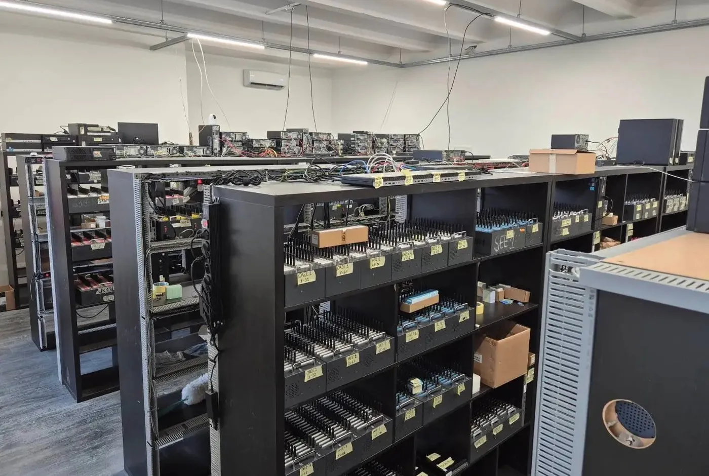 Ces fermes de SIM qui fabriquent des fraudes à la chaîne