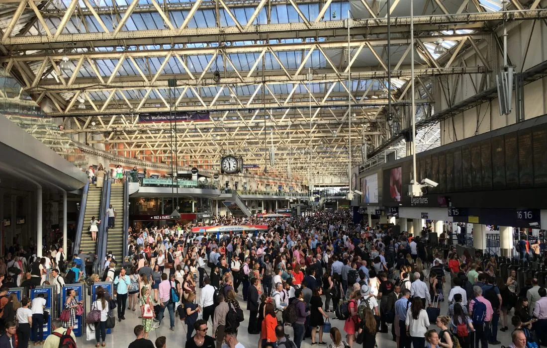Des caméras alimentées par l'IA d'Amazon détectent les émotions des passagers des trains au Royaume-Uni