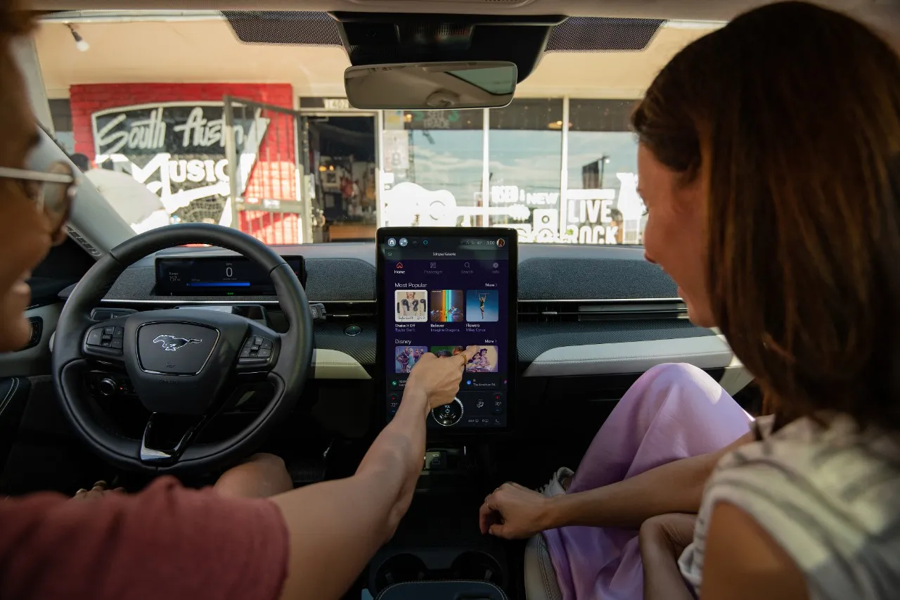Stingray lance un service de karaoké intégré dans les véhicules Ford