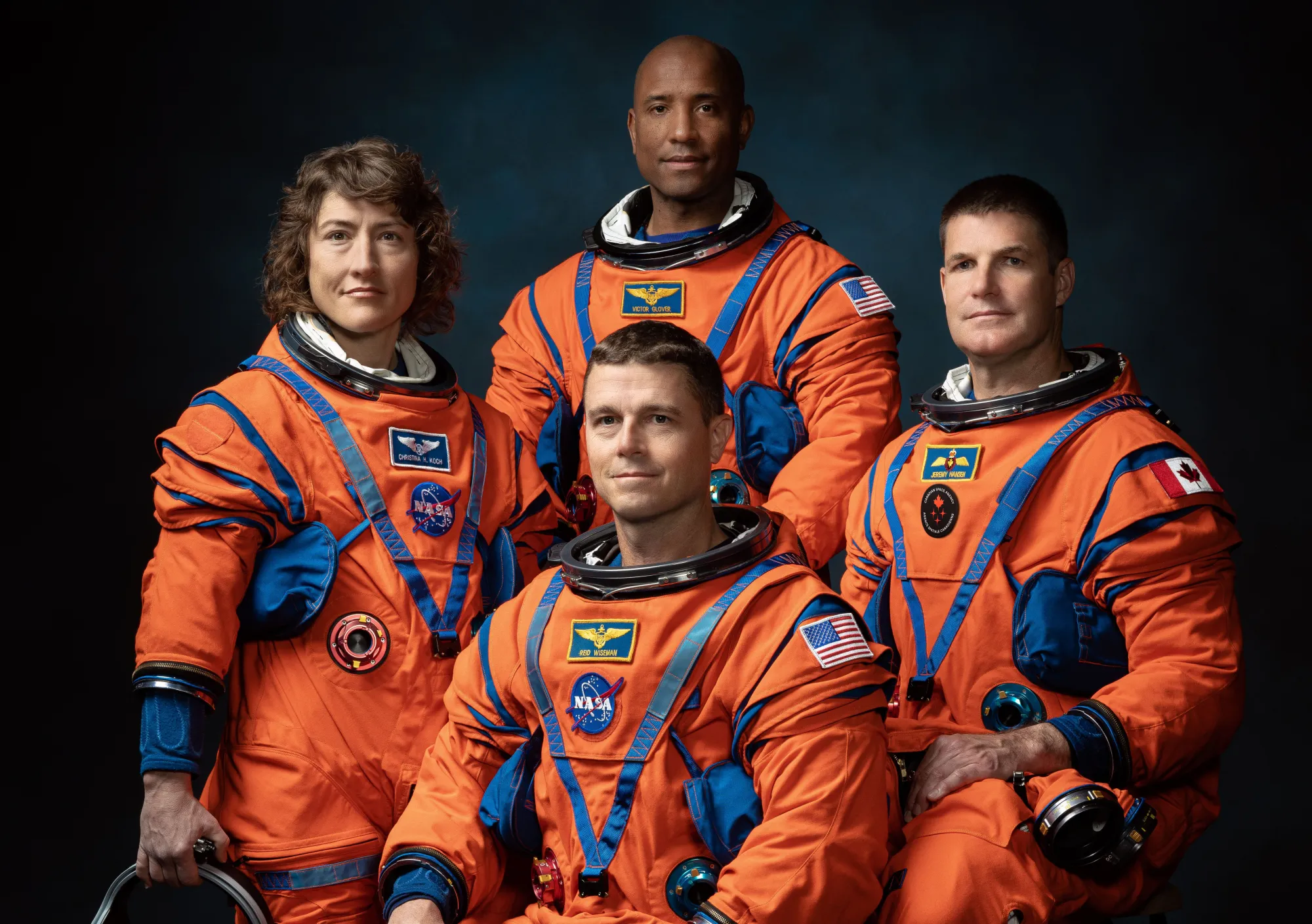 Les membres d'équipage d'Artemis II. Au centre à l'avant le commande de la mission Reid Wiseman, à sa gauche Christina Koch, à l'arrière Victor Glover et à droite Jeremy Hansen (Photo Nasa)