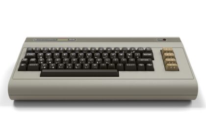 Commodore 64 Ultimate édition beige avec clavier transparent et éclairage LED, version modernisée de l'ordinateur classique des années 1980