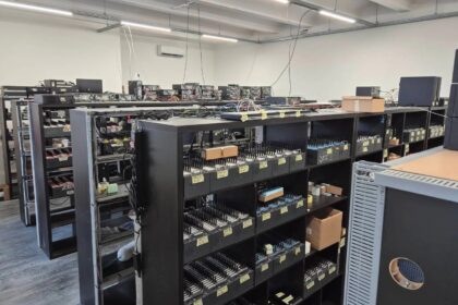 Photo de la ferme de SIM découverte en Lettonie lors de l’opération SIMcartel, illustrant les risques croissants de cyberfraude à l’échelle internationale.