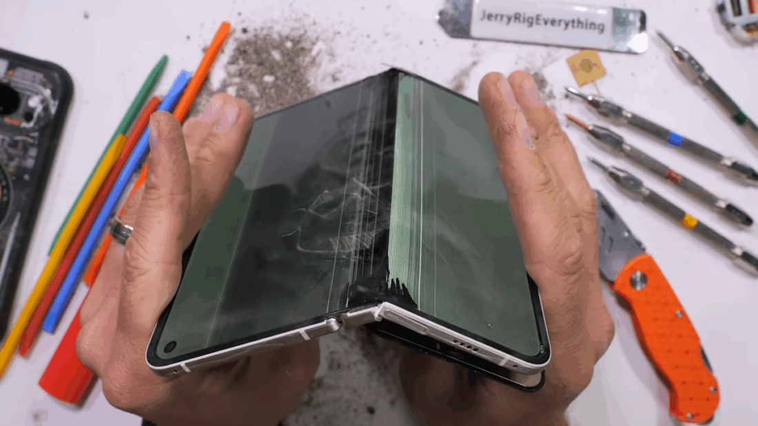 L’écran intérieur du Pixel 10 Pro Fold après le test de torsion, affichant des fissures et un dommage irréversible.