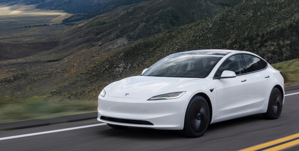 Voitures électriques : déjà vieilles avant d’être usées 2 Tesla Model 3 blanche, vue de profil, design presque inchangé depuis 2018, symbole de durabilité logicielle. (Crédit : Tesla)