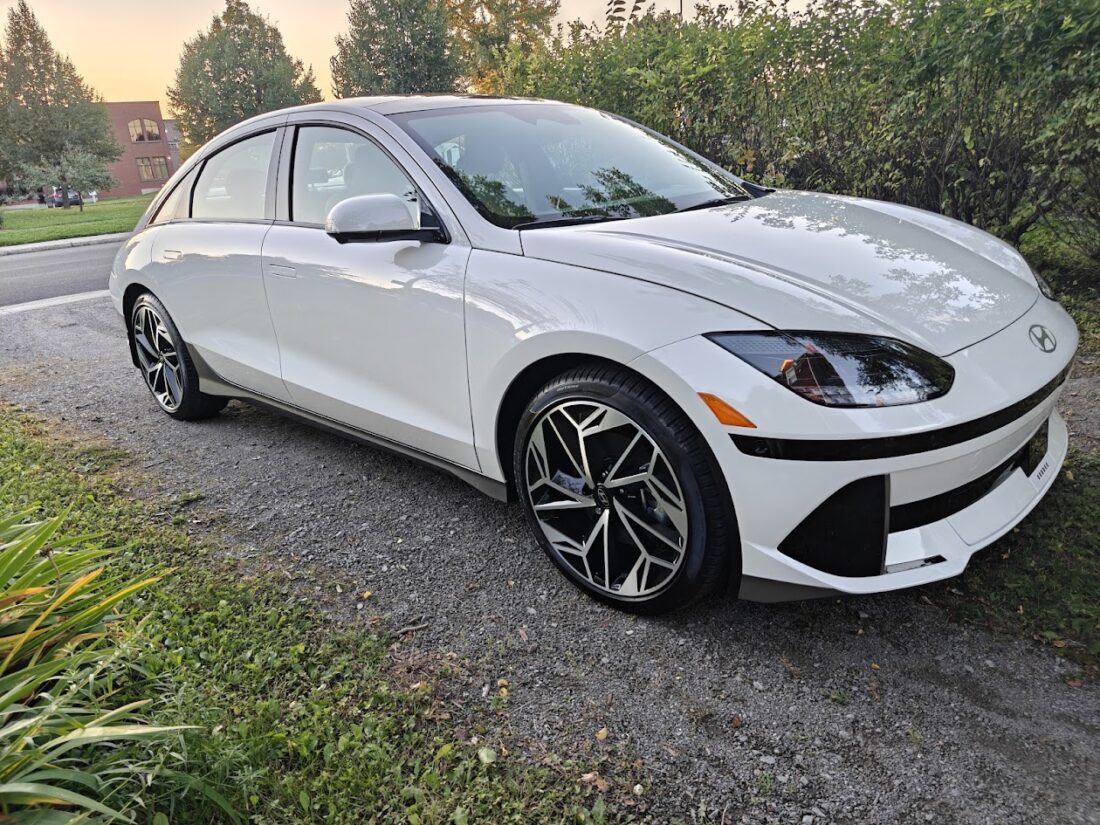 Voitures électriques : déjà vieilles avant d’être usées 3 Hyundai Ioniq 6 Ultimate blanc sérénité, voiture électrique élégante et aérodynamique, modèle 2025.