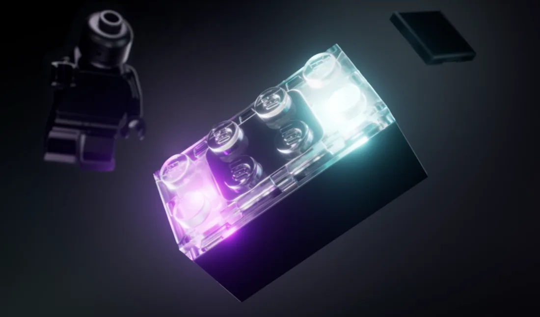 La brique LEGO SMART Brick regorge de technologies qui donnent vie au jeu, notamment des capteurs, des accéléromètres, un capteur de lumière et un capteur sonore, ainsi qu'un haut-parleur miniature piloté par un synthétiseur intégré, et bien plus encore, en plus d'une recharge sans fil facile.