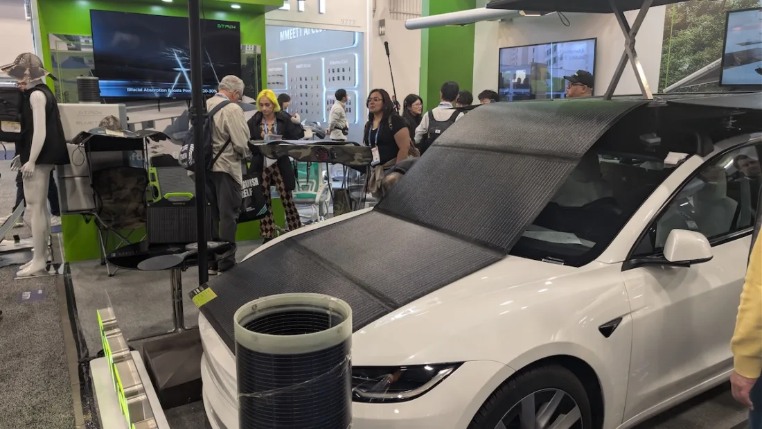 Le panneau solaire se déploie sur presque toute la surface de la voiture (Photo Steeve Fortin)