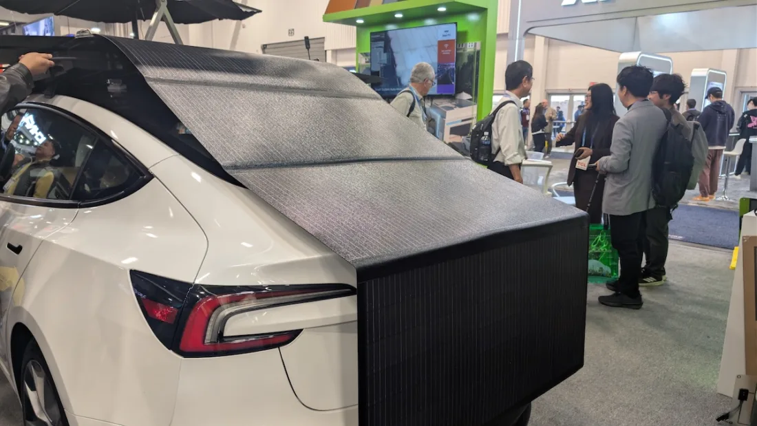 Le panneau solaire se déploie sur presque toute la surface de la voiture