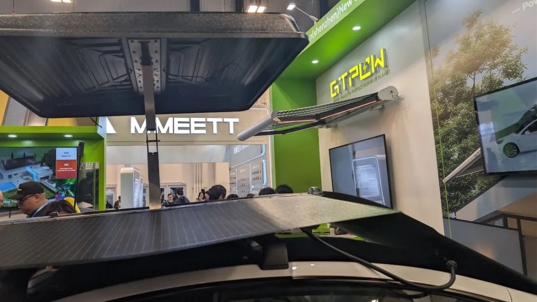 L'immense panneau solaire se range dans une boite sur le toit du véhicule