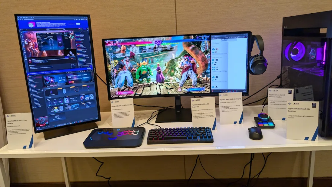Espace de démonstration HyperX au CES 2026, mettant en vedette des accessoires pour le jeu vidéo, dont la manette de style arcade Clutch Tachi et le clavier Origins 2 Pro 65. Photo : Steeve Fortin
