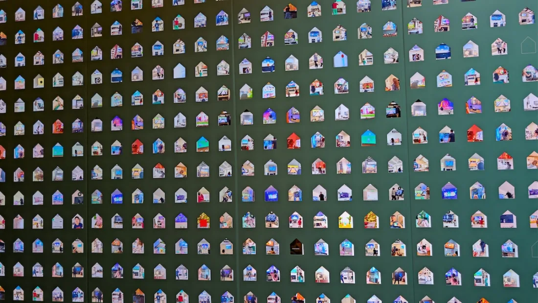 Entrée du kiosque de Nex Playground, de petis écrans