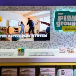 Image de la console Nex Playground avec un téléviseur dans le cadre du CES 2026