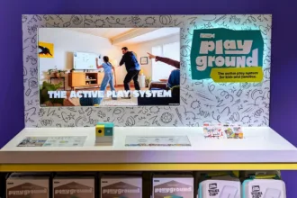 Image de la console Nex Playground avec un téléviseur dans le cadre du CES 2026