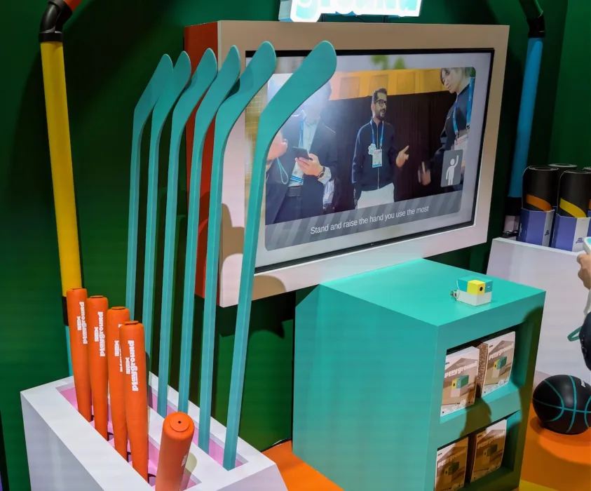 Batons de baseball et de hockey en démonstration au kiosque de Nex Playground