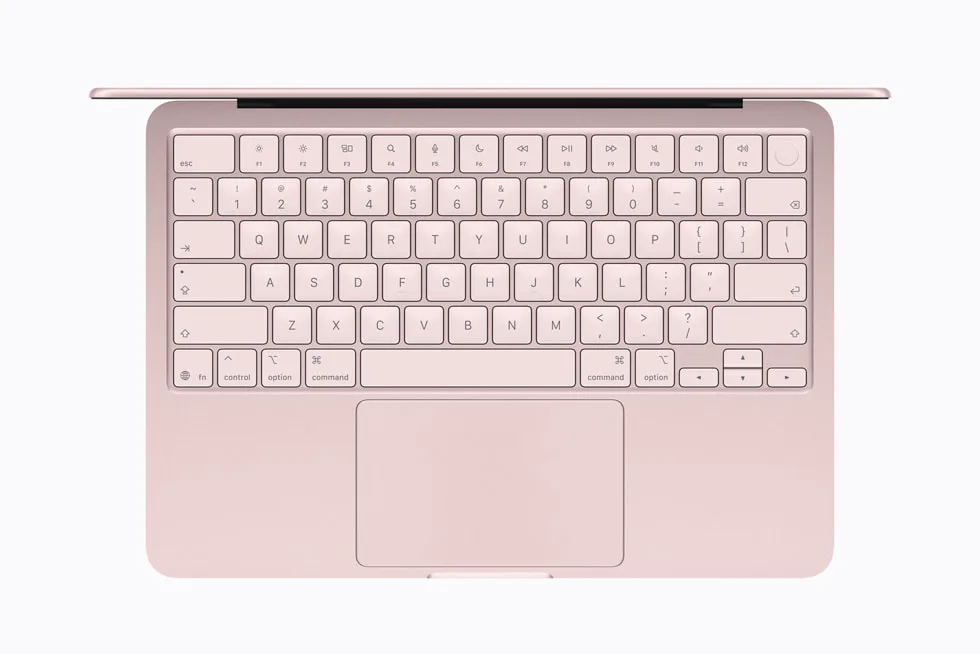 Un clavier Magic Keyboard assorti offre une expérience de frappe confortable et précise, tandis qu'un nouveau pavé tactile Multi-Touch permet aux utilisateurs de cliquer, faire défiler, glisser et pincer n'importe où sur sa surface.