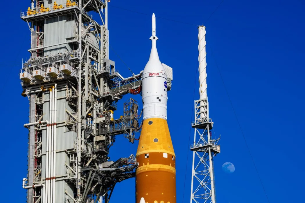 La fusée Artemis II SLS (Space Launch System) de la NASA et le vaisseau spatial Orion sont positionnés verticalement sur le lanceur mobile 1 du complexe de lancement 39B du Centre spatial Kennedy de la NASA en Floride. (Photo NASA)