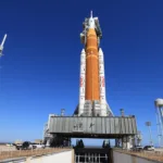 La fusée Artemis II SLS (Space Launch System) de la NASA et le vaisseau spatial Orion sont positionnés verticalement sur le lanceur mobile 1 du complexe de lancement 39B du Centre spatial Kennedy de la NASA en Floride,