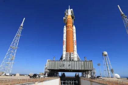 La fusée Artemis II SLS (Space Launch System) de la NASA et le vaisseau spatial Orion sont positionnés verticalement sur le lanceur mobile 1 du complexe de lancement 39B du Centre spatial Kennedy de la NASA en Floride,