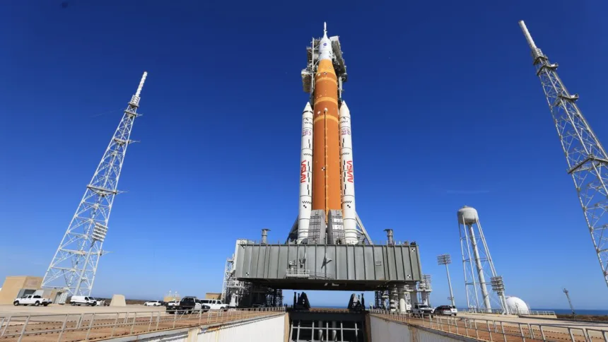 La fusée Artemis II SLS (Space Launch System) de la NASA et le vaisseau spatial Orion sont positionnés verticalement sur le lanceur mobile 1 du complexe de lancement 39B du Centre spatial Kennedy de la NASA en Floride,