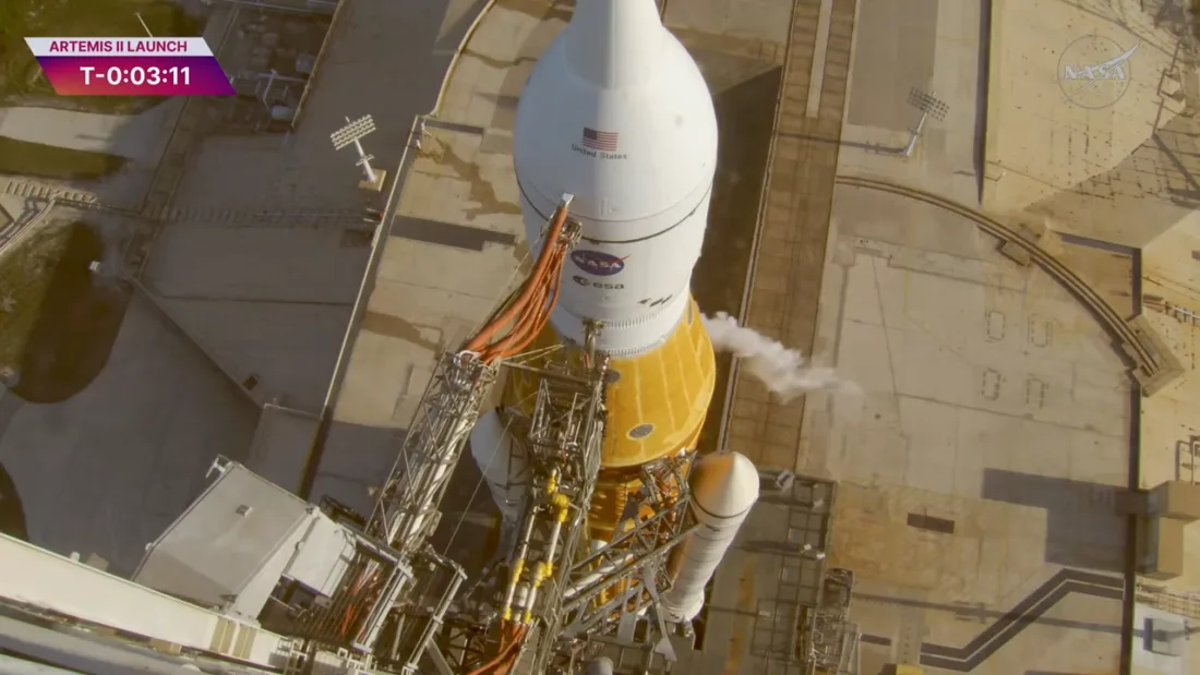 Image de la fusée SLS à 3 minutes du départ d'Artemis 2 (Capture d'écran)