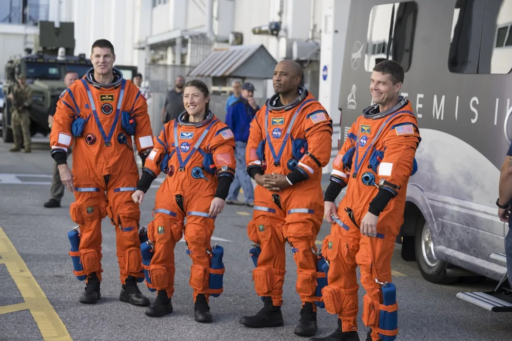De droite à gauche, les astronautes de la NASA Reid Wiseman, commandant ; Victor Glover, pilote ; Christina Koch, spécialiste de mission ; et l’astronaute de l’ASC (Agence spatiale canadienne) Jeremy Hansen, spécialiste de mission, quittent le bâtiment d’opérations et de vérification Neil A. Armstrong pour embarquer à bord de leur vaisseau spatial Orion, placé au sommet de la fusée Space Launch System (SLS) de la NASA, à l’intérieur du bâtiment d’assemblage des véhicules (VAB), dans le cadre du test de démonstration du compte à rebours d’Artemis II, le samedi 20 décembre 2025, au Centre spatial Kennedy de la NASA en Floride. Photo Credit: (NASA/Aubrey Gemignani)