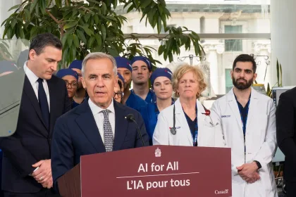 Le premier ministre Mark Carney lors du dévoilement de la Stratégie nationale en matière d’intelligence artificielle du Canada, le 4 juin 2026 à Toronto. La vision fédérale repose sur six piliers visant à accélérer l'adoption de l'IA tout en renforçant la souveraineté numérique du pays.