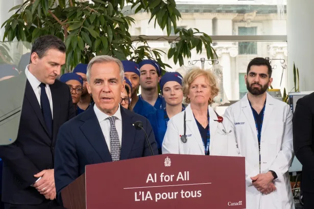 Le premier ministre Mark Carney lors du dévoilement de la Stratégie nationale en matière d’intelligence artificielle du Canada, le 4 juin 2026 à Toronto. La vision fédérale repose sur six piliers visant à accélérer l'adoption de l'IA tout en renforçant la souveraineté numérique du pays.