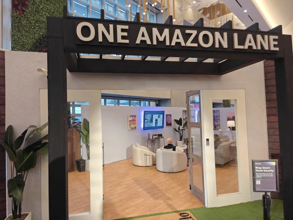 Le kiosque d'Alexa+ présenté lors du salon AWS re:Invent 2025 à Las Vegas, où MinuteTech a assisté à une démonstration de la nouvelle plateforme d'intelligence artificielle d'Amazon. (Crédit photo : Steeve Fortin)